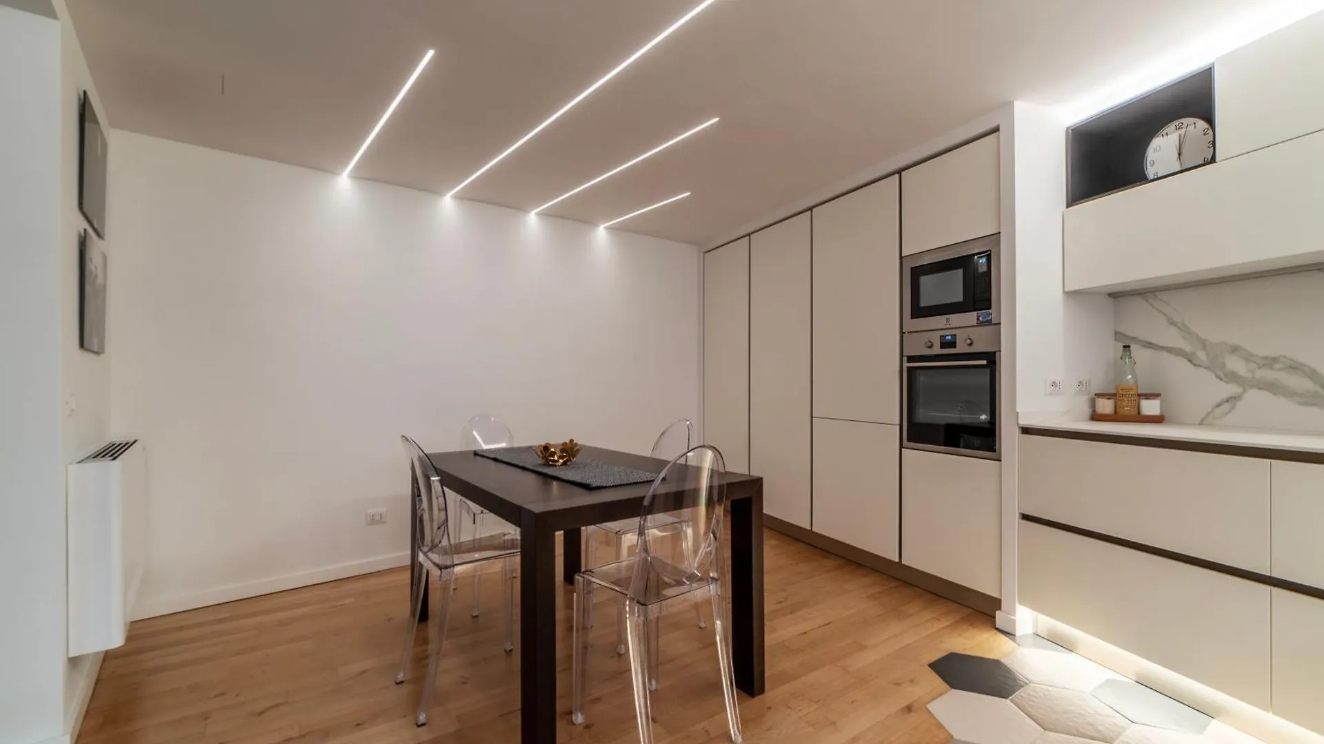 Luxury 3 Beds 3 Baths, Few Steps From City Center Apartment