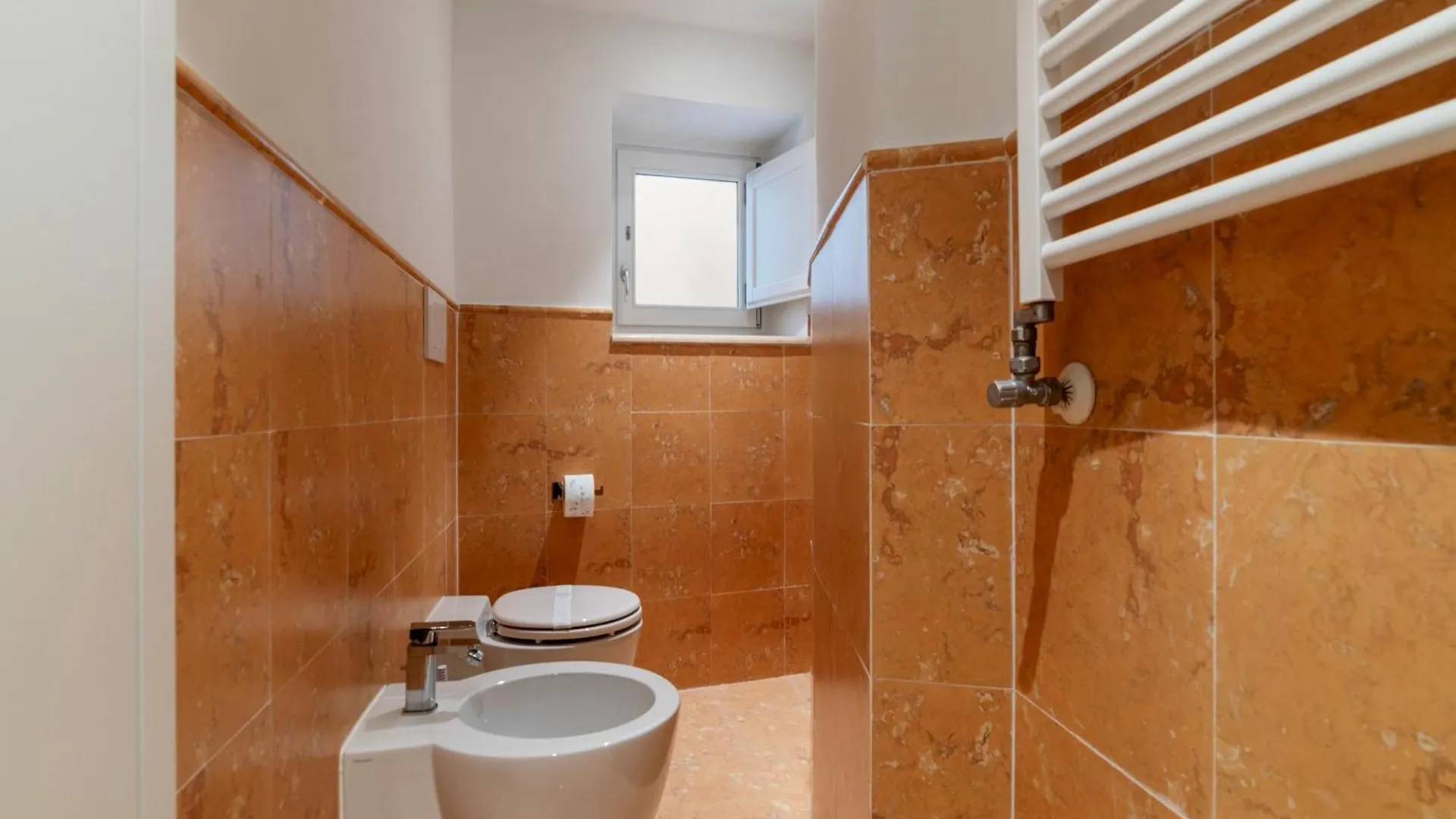 Luxury 3 Beds 3 Baths, Few Steps From City Center Apartment
