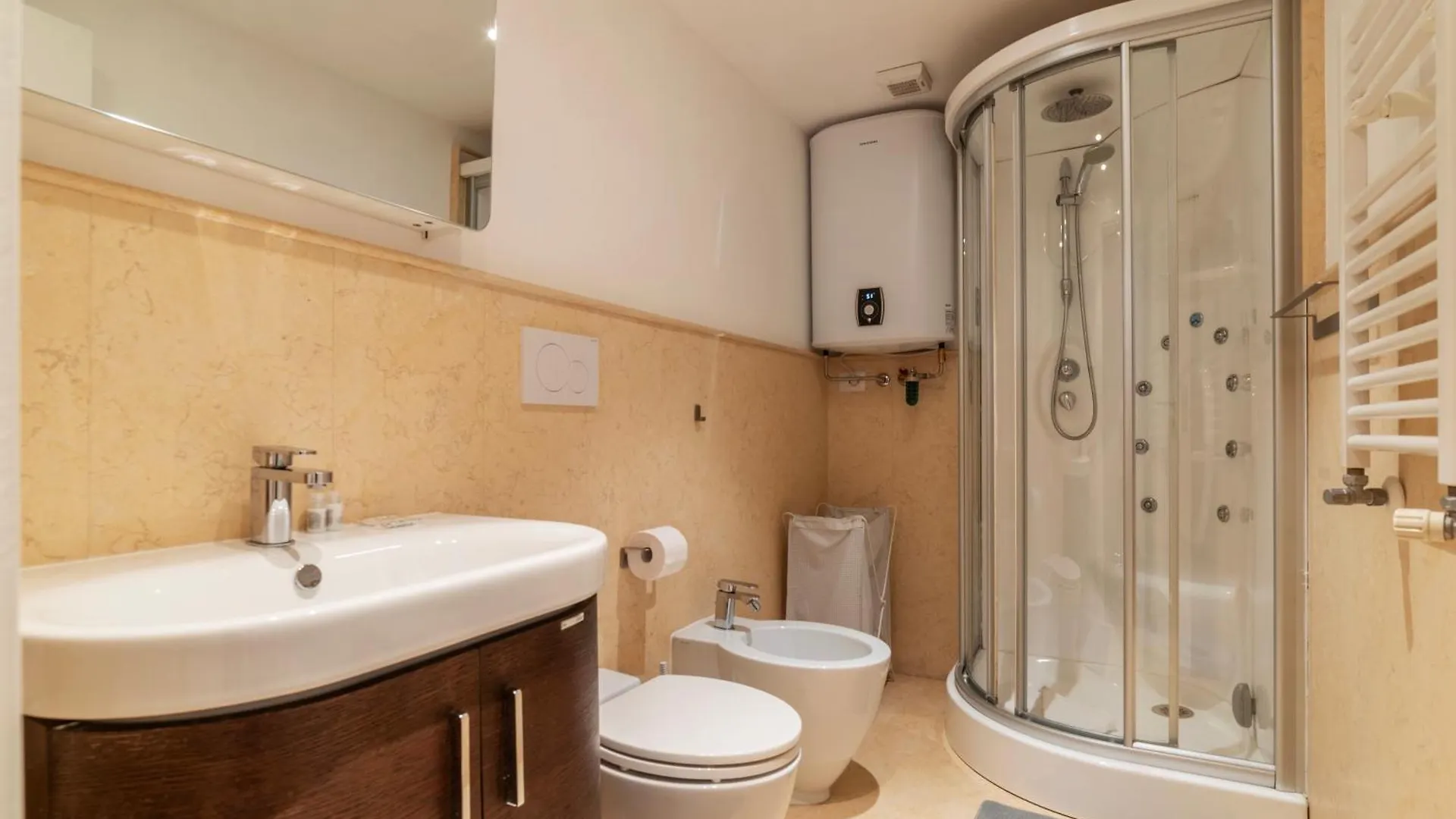Apartment Luxury 3 Beds 3 Baths, Few Steps From City Center