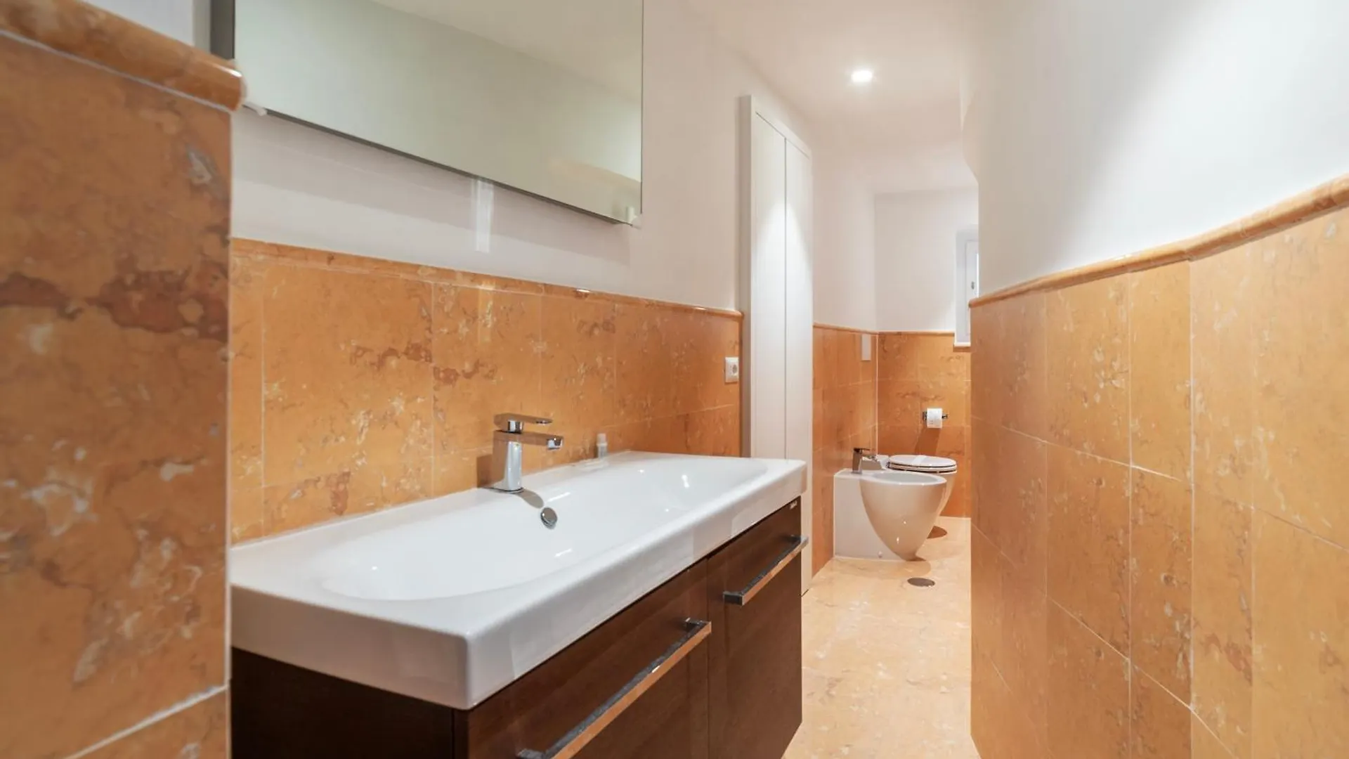 Apartment Luxury 3 Beds 3 Baths, Few Steps From City Center Italy